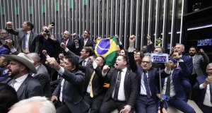 El Congreso de Brasil pretende aparcar la amnistía a Bolsonaro y reducir las penas a los golpistas