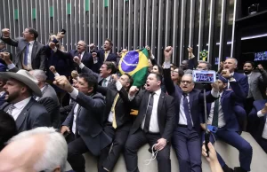 El Congreso de Brasil pretende aparcar la amnistía a Bolsonaro y reducir las penas a los golpistas