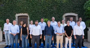 El PP endurece su estrategia para dar la batalla a Vox con la inmigración El PP endurece su estrategia para dar la batalla a Vox con la inmigración