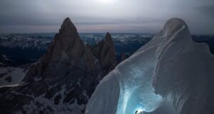 Colin Haley repta por el interior de una grieta para firmar la primera ascensión invernal en solitario al Cerro Torre