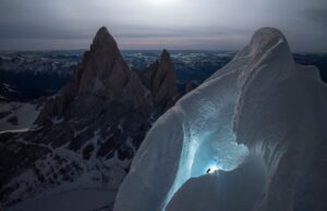 Colin Haley repta por el interior de una grieta para firmar la primera ascensión invernal en solitario al Cerro Torre