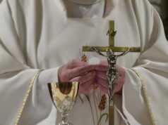 La “misa prohibida” vuelve al Vaticano: cardenal dará la espalda a los fieles y desafiará legado de Francisco