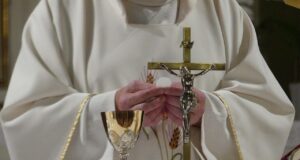 La “misa prohibida” vuelve al Vaticano: cardenal dará la espalda a los fieles y desafiará legado de Francisco