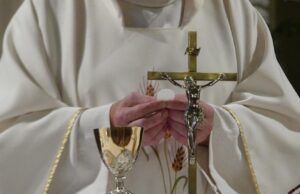 La “misa prohibida” vuelve al Vaticano: cardenal dará la espalda a los fieles y desafiará legado de Francisco