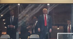 Trump encabeza el homenaje a Charlie Kirk ante miles de seguidores