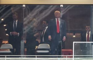 Trump encabeza el homenaje a Charlie Kirk ante miles de seguidores