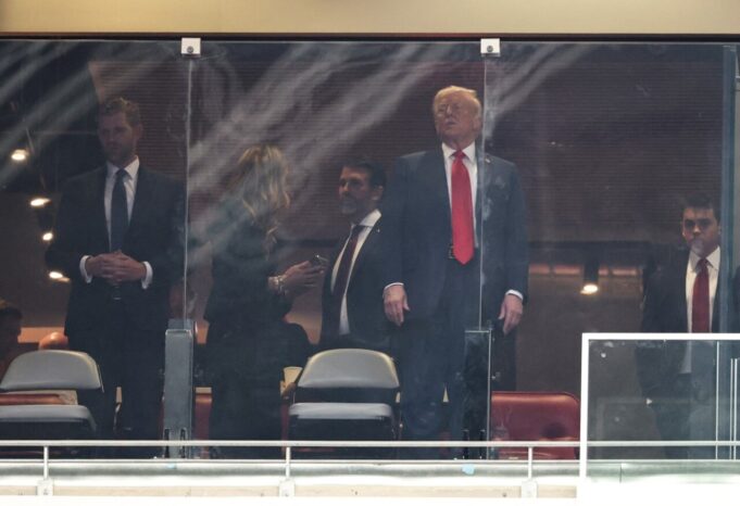 Trump encabeza el homenaje a Charlie Kirk ante miles de seguidores