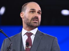 El hijo de Bolsonaro es acusado de coacción por impulsar sanciones contra Brasil