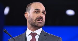 El hijo de Bolsonaro es acusado de coacción por impulsar sanciones contra Brasil