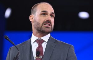 El hijo de Bolsonaro es acusado de coacción por impulsar sanciones contra Brasil
