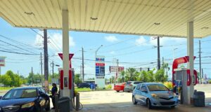 Cargar litros de a litro en una gasolinera es ‘un acto de fe’