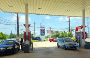 Cargar litros de a litro en una gasolinera es ‘un acto de fe’