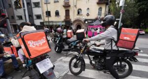 Los conductores de apps estrenan derechos laborales, pero con limitaciones