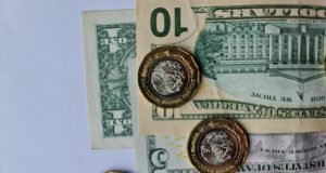 El peso mexicano retrocede tras revisión al alza del PIB de Estados Unidos Peso mexicano avanza tras dos jornadas de pérdidas