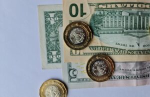 El peso mexicano retrocede tras revisión al alza del PIB de Estados Unidos Peso mexicano avanza tras dos jornadas de pérdidas