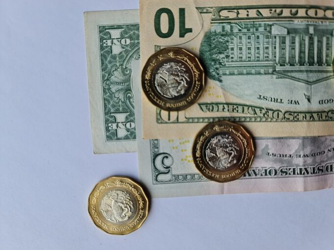 El peso mexicano retrocede tras revisión al alza del PIB de Estados Unidos Peso mexicano avanza tras dos jornadas de pérdidas
