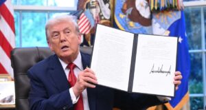 Trump firma orden que da luz verde a la venta de TikTok