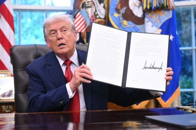 Trump firma orden que da luz verde a la venta de TikTok