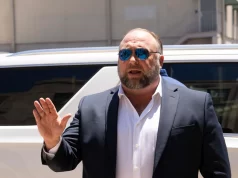 El Supremo de EE UU rechaza un recurso de Alex Jones para evitar pagar 1.400 millones de dólares a las familias de Sandy Hook El Supremo de EE UU rechaza un recurso de Alex Jones para evitar pagar 1.400 millones de dólares a las familias de Sandy Hook