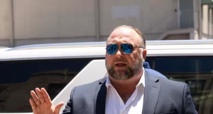 El Supremo de EE UU rechaza un recurso de Alex Jones para evitar pagar 1.400 millones de dólares a las familias de Sandy Hook El Supremo de EE UU rechaza un recurso de Alex Jones para evitar pagar 1.400 millones de dólares a las familias de Sandy Hook