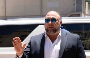El Supremo de EE UU rechaza un recurso de Alex Jones para evitar pagar 1.400 millones de dólares a las familias de Sandy Hook El Supremo de EE UU rechaza un recurso de Alex Jones para evitar pagar 1.400 millones de dólares a las familias de Sandy Hook