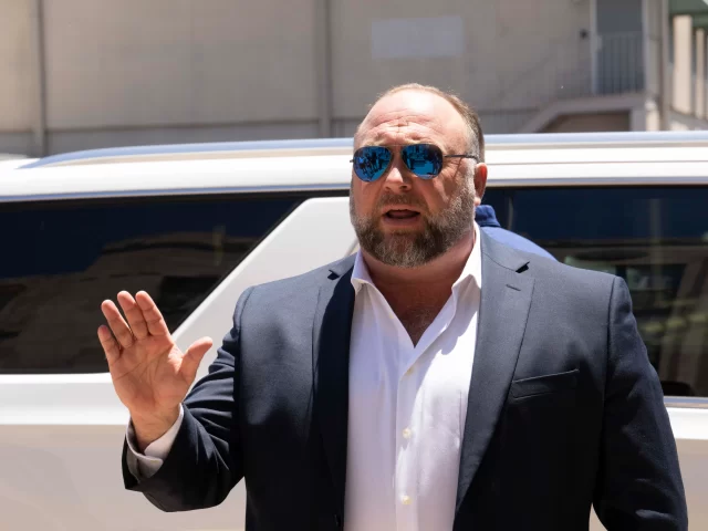 El Supremo de EE UU rechaza un recurso de Alex Jones para evitar pagar 1.400 millones de dólares a las familias de Sandy Hook