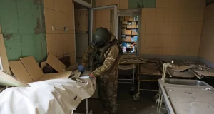 En el limbo bélico del frente de Ucrania: una ciudad de autómatas y un cadáver olvidado en el hospital En el limbo bélico del frente de Ucrania: una ciudad de autómatas y un cadáver olvidado en el hospital