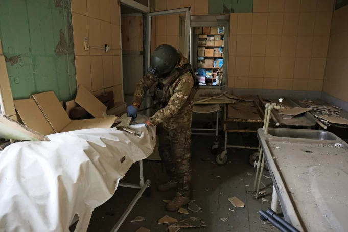 En el limbo bélico del frente de Ucrania: una ciudad de autómatas y un cadáver olvidado en el hospital En el limbo bélico del frente de Ucrania: una ciudad de autómatas y un cadáver olvidado en el hospital