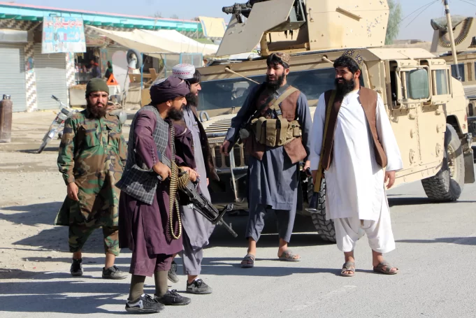 Pakistán y Afganistán se enfrentan en choques armados en la frontera con decenas de muertos Pakistán y Afganistán se enfrentan en choques armados en la frontera con decenas de muertos