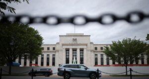 Fed vio alza de riesgos laborales, pero mantuvo cautela por inflación Fed vio alza de riesgos laborales, pero mantuvo cautela por inflación