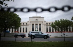 Fed vio alza de riesgos laborales, pero mantuvo cautela por inflación Fed vio alza de riesgos laborales, pero mantuvo cautela por inflación