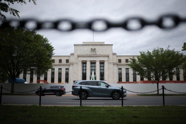 Fed vio alza de riesgos laborales, pero mantuvo cautela por inflación