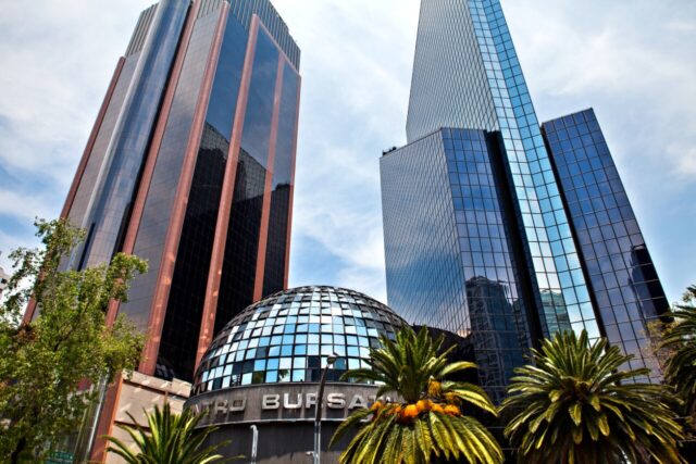 La BMV cierra una semana de pérdidas y Grupo México repunta ligeramente