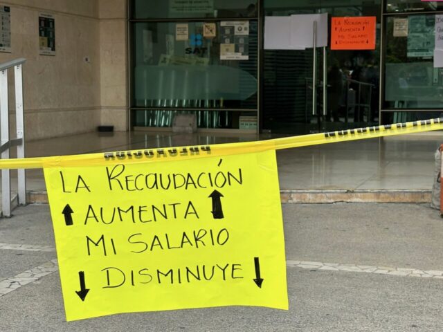 Trabajadores del SAT inician protesta de "brazos caídos"