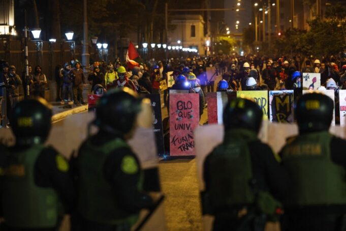 Las protestas en Perú dejan un muerto y más de 100 heridos Las protestas en Perú dejan un muerto y más de 100 heridos