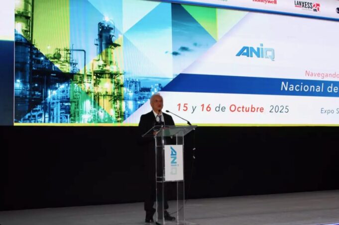 En plena crisis de impagos, Pemex pide a industria química evaluar e invertir en nuevos proyectos En plena crisis de impagos, Pemex pide a industria química evaluar e invertir en nuevos proyectos