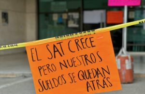 Estos son los 8 puntos que piden empleados al SAT para levantar la protesta de brazos caídos Estos son los 8 puntos que piden empleados al SAT para levantar la protesta de brazos caídos