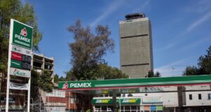 Fitch eleva la calificación de Pemex y estabiliza la perspectiva Fitch eleva la calificación de Pemex y estabiliza la perspectiva