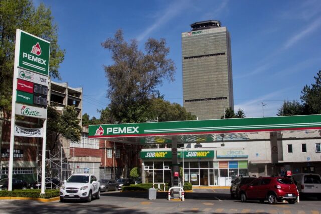Fitch eleva la calificación de Pemex y estabiliza la perspectiva