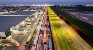 Trump firma decreto sobre nuevos aranceles a camiones y autobuses importados Trump firma decreto sobre nuevos aranceles a camiones y autobuses importados