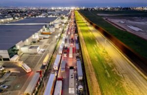 Trump firma decreto sobre nuevos aranceles a camiones y autobuses importados Trump firma decreto sobre nuevos aranceles a camiones y autobuses importados