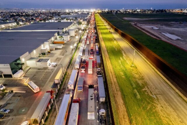 image.jpg Trump firma decreto sobre nuevos aranceles a camiones y autobuses importados