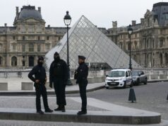 Un comando encapuchado roba joyas del museo del Louvre a plena luz del día Un comando encapuchado roba joyas del museo del Louvre a plena luz del día