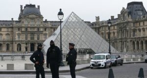 Un comando encapuchado roba joyas del museo del Louvre a plena luz del día Un comando encapuchado roba joyas del museo del Louvre a plena luz del día