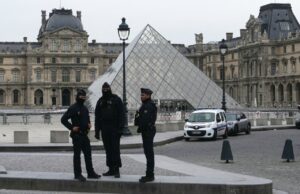 Un comando encapuchado roba joyas del museo del Louvre a plena luz del día Un comando encapuchado roba joyas del museo del Louvre a plena luz del día