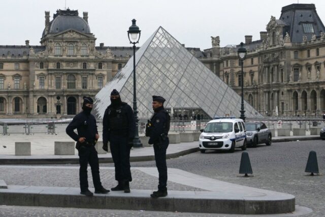 Un comando encapuchado roba joyas del museo del Louvre a plena luz del día Un comando encapuchado roba joyas del museo del Louvre a plena luz del día