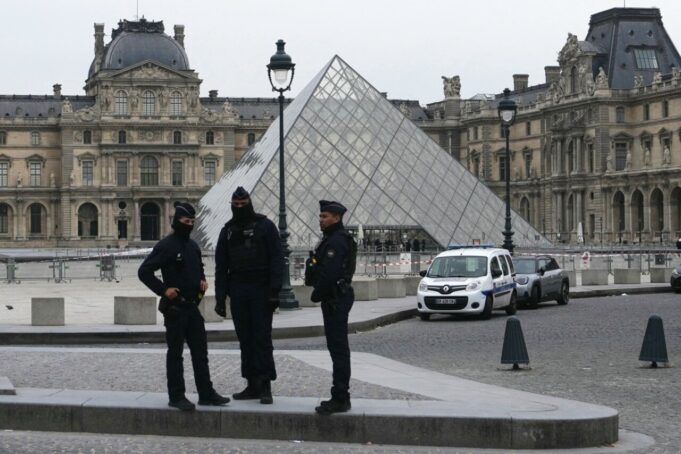 Un comando encapuchado roba joyas del museo del Louvre a plena luz del día Un comando encapuchado roba joyas del museo del Louvre a plena luz del día