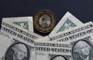 El peso inicia semana con pérdidas a la espera de cifras económicas El peso inicia semana con pérdidas a la espera de cifras económicas