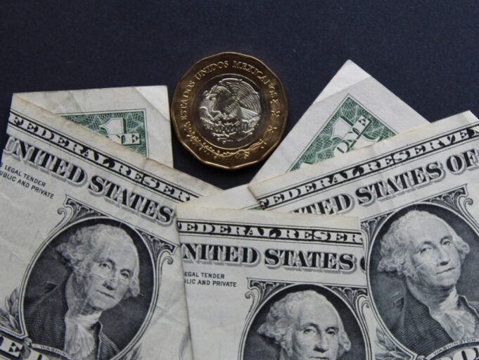El peso inicia semana con pérdidas a la espera de cifras económicas El peso inicia semana con pérdidas a la espera de cifras económicas