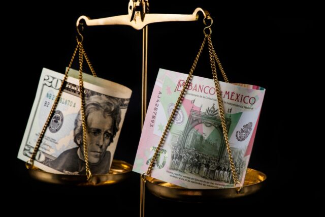 El peso avanza tras datos de actividad económica
